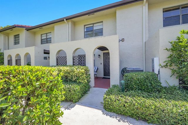 21207 Lago Circle, Boca Raton, FL 33433