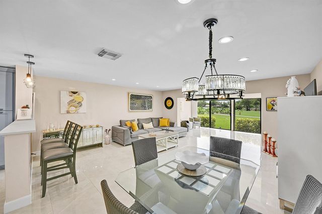 21207 Lago Circle, Boca Raton, FL 33433
