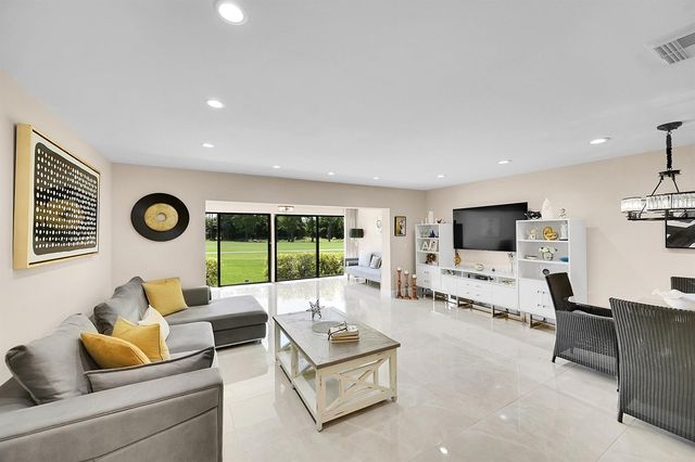 21207 Lago Circle, Boca Raton, FL 33433