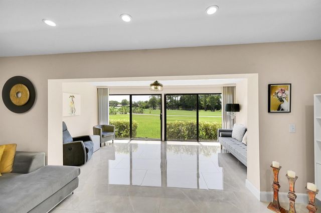 21207 Lago Circle, Boca Raton, FL 33433