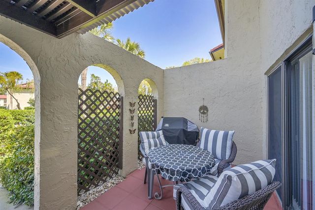 21207 Lago Circle, Boca Raton, FL 33433
