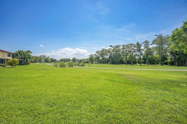 21207 Lago Circle, Boca Raton, FL 33433