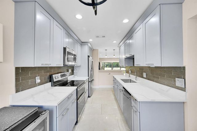 21207 Lago Circle, Boca Raton, FL 33433