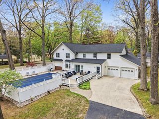 385 Marquette Avenue, Holland, MI 49424
