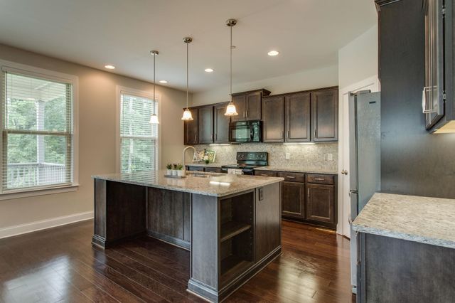 8046 Warren Dr, Nolensville, TN 37135