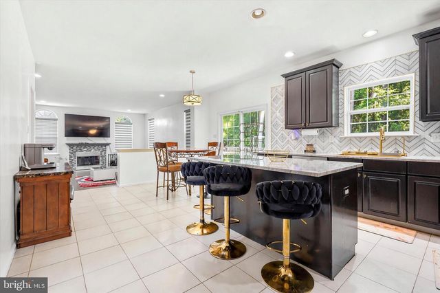 4 TAISLEY LN, Burlington, NJ 08016