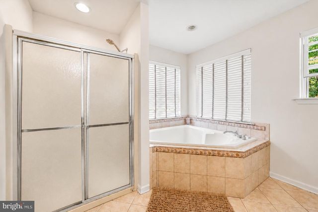 4 TAISLEY LN, Burlington, NJ 08016