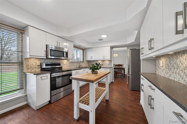 30110 Manor Drive, Madison Heights, MI 48071