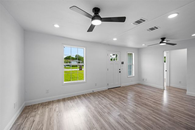 5225 Urbanview Street, Sansom Park, TX 76114