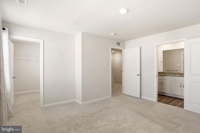380 LOCUST RUN DR, York, PA 17404
