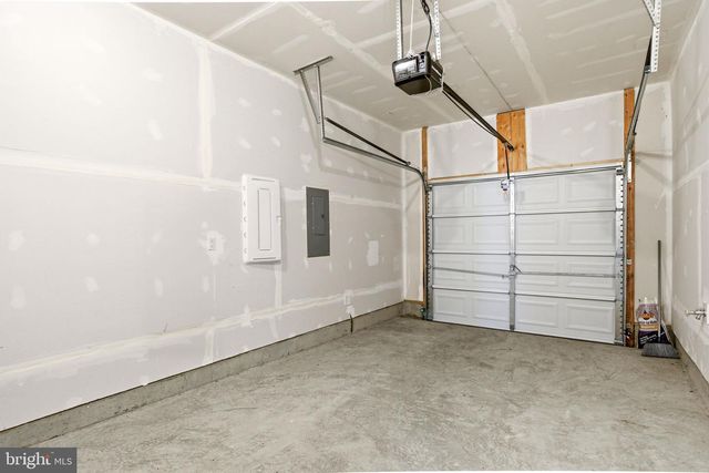 380 LOCUST RUN DR, York, PA 17404