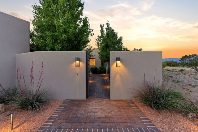 21 Entrada Descanso, Santa Fe, NM 87506