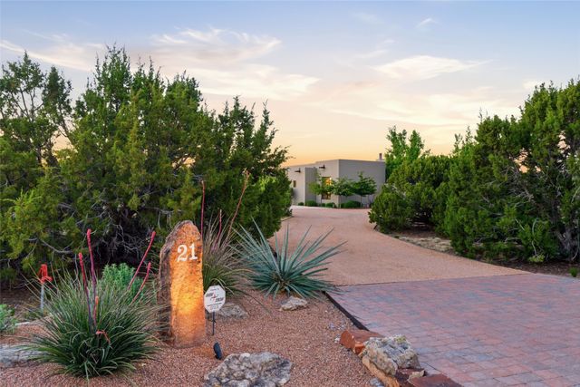 21 Entrada Descanso, Santa Fe, NM 87506