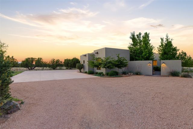 21 Entrada Descanso, Santa Fe, NM 87506