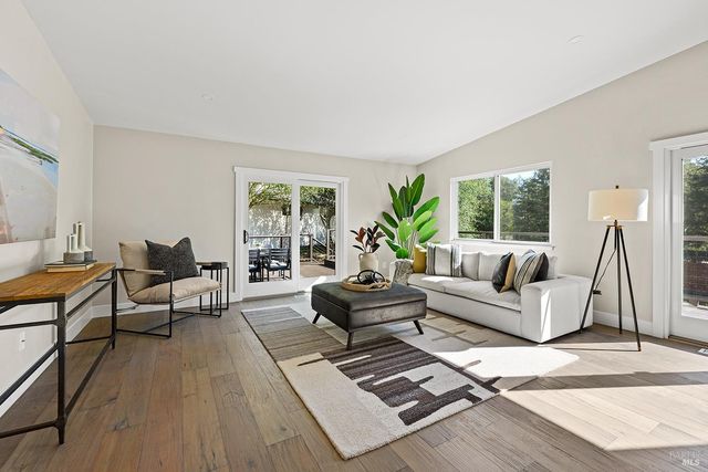 210 Burgundy Rd, Healdsburg, CA 95448