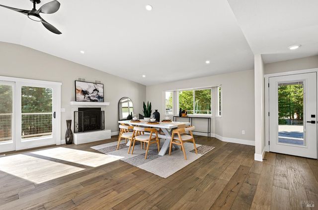 210 Burgundy Rd, Healdsburg, CA 95448