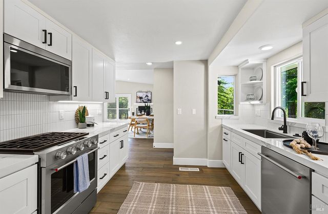 210 Burgundy Rd, Healdsburg, CA 95448