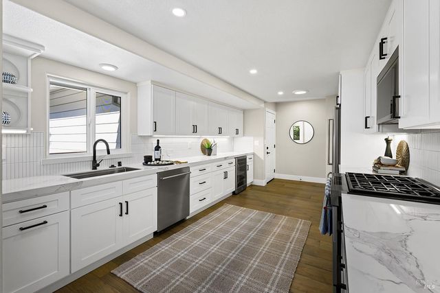 210 Burgundy Rd, Healdsburg, CA 95448