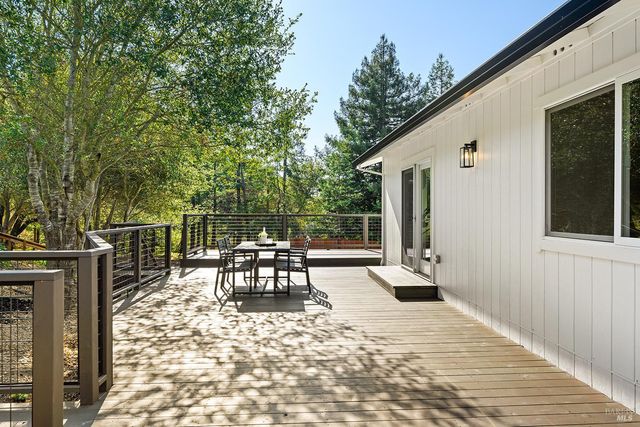 210 Burgundy Rd, Healdsburg, CA 95448