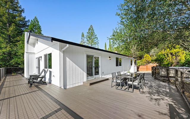 210 Burgundy Rd, Healdsburg, CA 95448