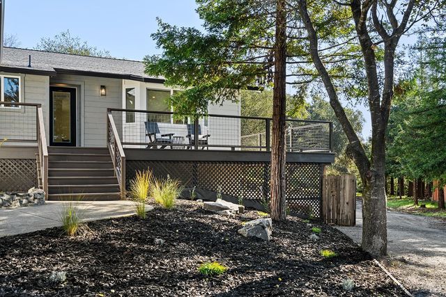 210 Burgundy Rd, Healdsburg, CA 95448