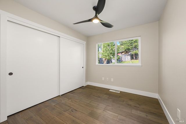 210 Burgundy Rd, Healdsburg, CA 95448