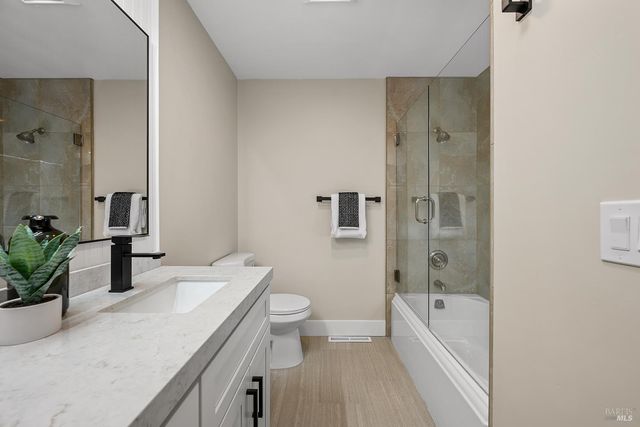 210 Burgundy Rd, Healdsburg, CA 95448