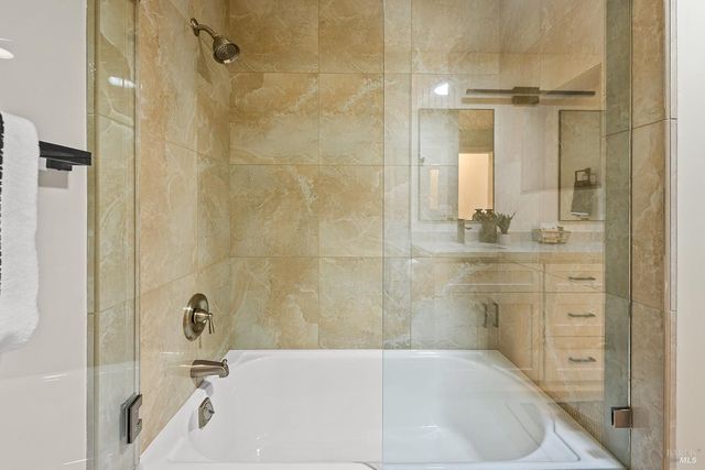 210 Burgundy Rd, Healdsburg, CA 95448