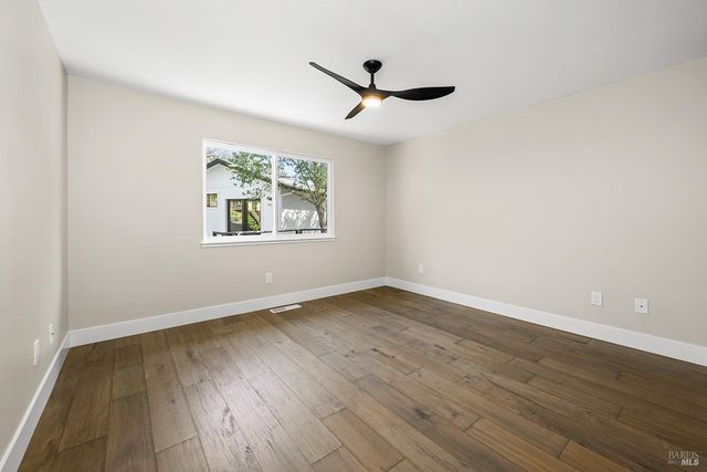 210 Burgundy Rd, Healdsburg, CA 95448