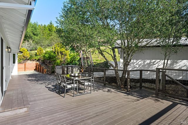 210 Burgundy Rd, Healdsburg, CA 95448