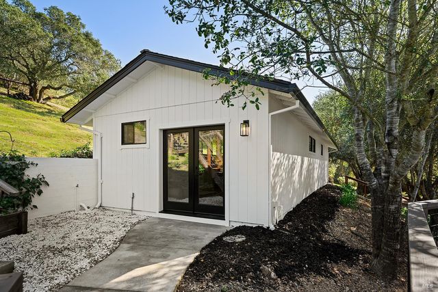 210 Burgundy Rd, Healdsburg, CA 95448