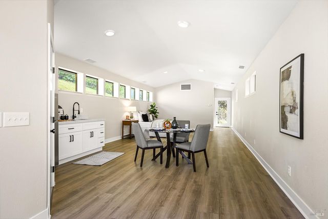 210 Burgundy Rd, Healdsburg, CA 95448