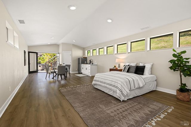 210 Burgundy Rd, Healdsburg, CA 95448