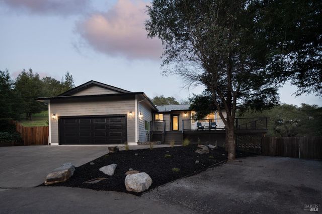 210 Burgundy Rd, Healdsburg, CA 95448