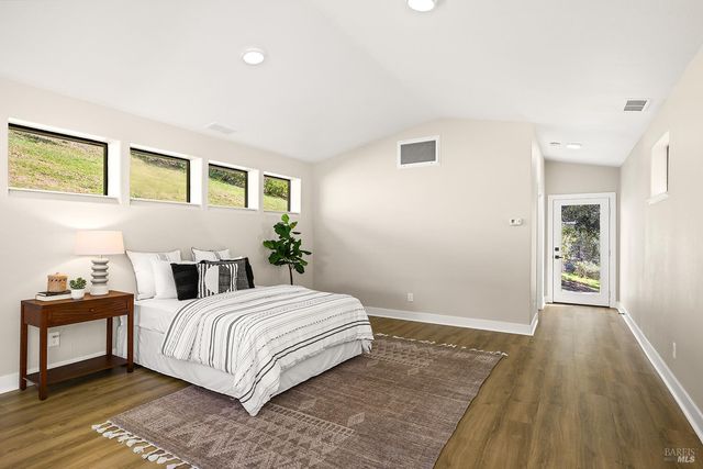 210 Burgundy Rd, Healdsburg, CA 95448