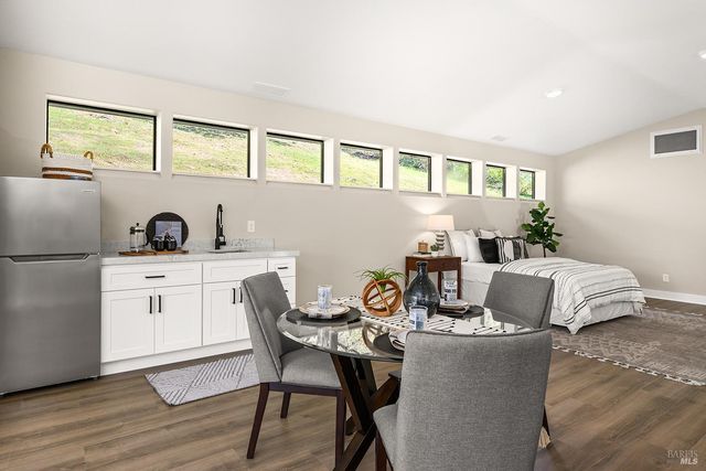 210 Burgundy Rd, Healdsburg, CA 95448