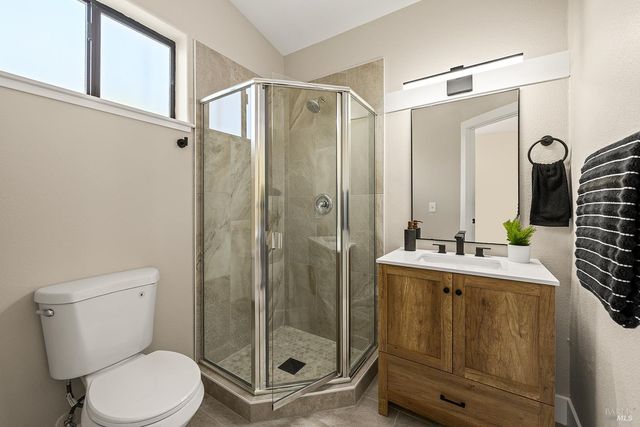 210 Burgundy Rd, Healdsburg, CA 95448