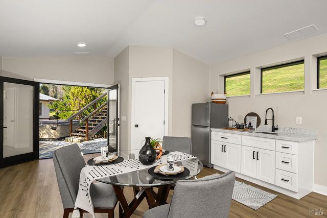 210 Burgundy Rd, Healdsburg, CA 95448