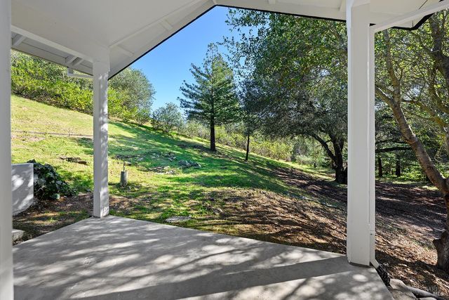 210 Burgundy Rd, Healdsburg, CA 95448