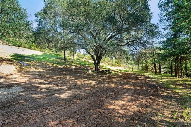 210 Burgundy Rd, Healdsburg, CA 95448