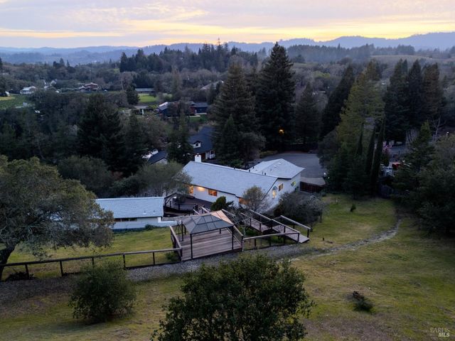 210 Burgundy Rd, Healdsburg, CA 95448