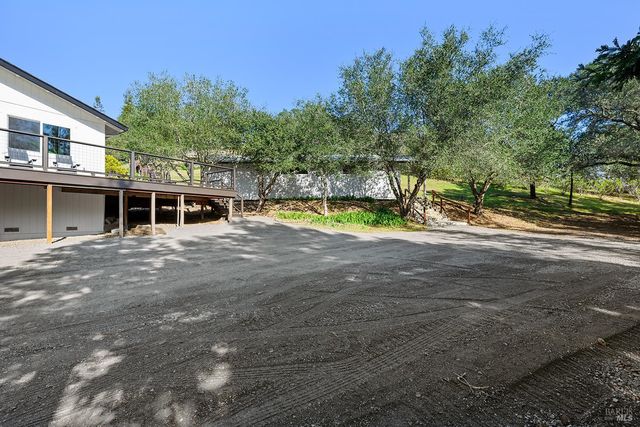 210 Burgundy Rd, Healdsburg, CA 95448