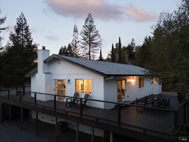 210 Burgundy Rd, Healdsburg, CA 95448