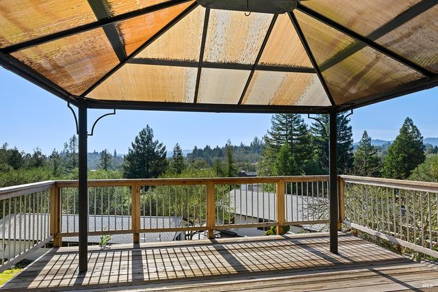 210 Burgundy Rd, Healdsburg, CA 95448