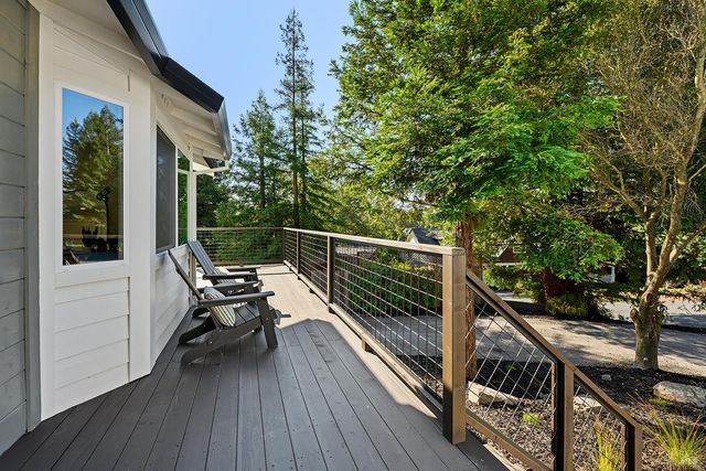 210 Burgundy Rd, Healdsburg, CA 95448