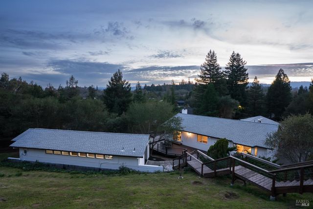 210 Burgundy Rd, Healdsburg, CA 95448