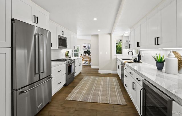 210 Burgundy Rd, Healdsburg, CA 95448