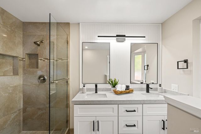 210 Burgundy Rd, Healdsburg, CA 95448