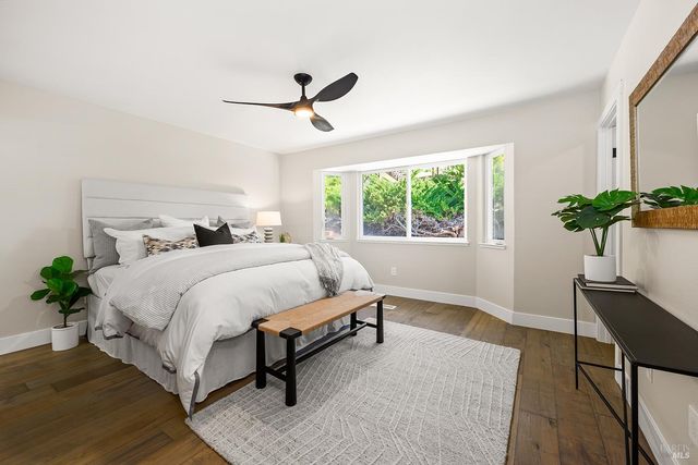 210 Burgundy Rd, Healdsburg, CA 95448