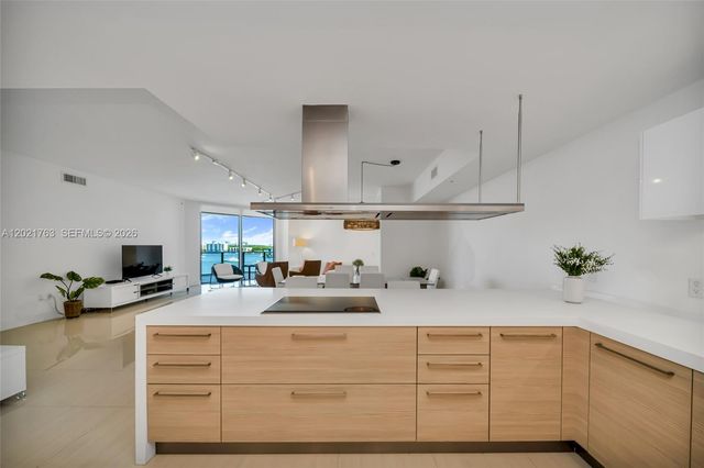 17301 Biscayne Blvd 907, North Miami Beach, FL 33160
